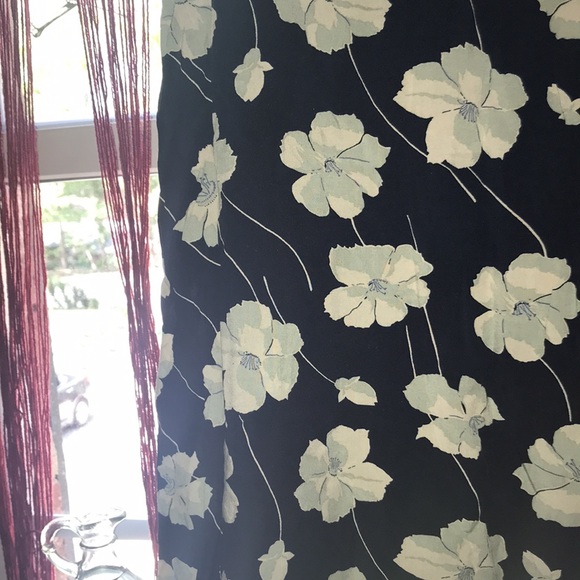 Beautiful Floral Midi skirt - Picture 2 of 2